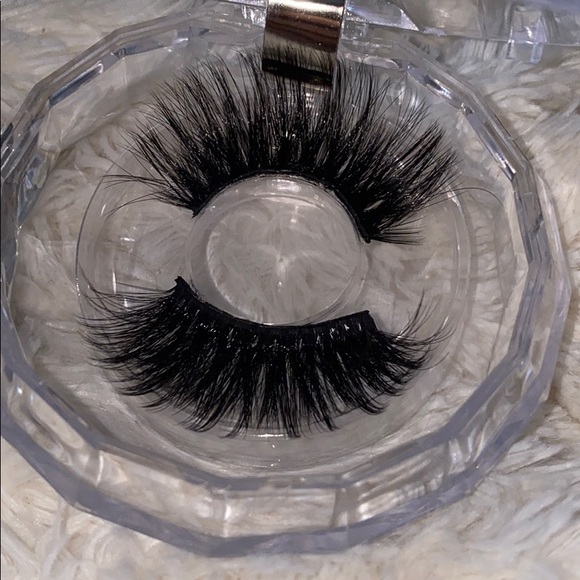 Lashes💕 - Picture 3 of 8